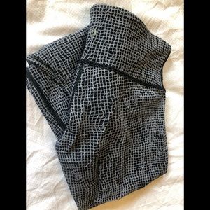 LuluLemon size 4 black and white leggings
